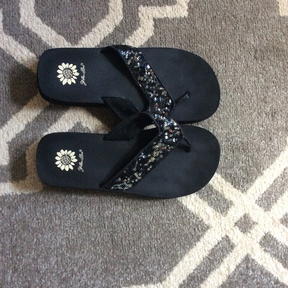 Size 8 black Yellow Box flip flops